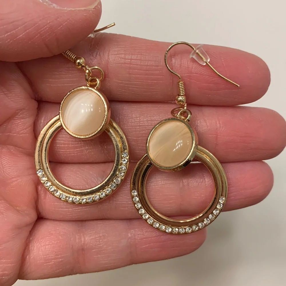 NWOT Gold “Dreamily Dreamland” Earrings - Picture 2 of 3